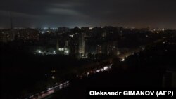 مردم در کییف پایتخت اوکراین برق کافی ندارند و خانه های مردم در این شهر تاحد زیادی تاریک است .