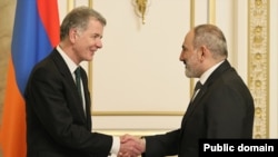 Մեծ Բրիտանիայի գաղտնի հետախուզական ծառայության ղեկավար Ռիչարդ Մուրը (ձ) և Հայաստանի վարչապետ Նիկոլ Փաշինյանը։ Երևան, 16-ը դեկտեմբերի, 2022։