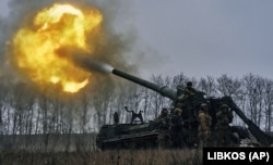 Українські військові ведуть вогонь із САУ «Піон» по російських позиціях біля Бахмуту. Донецька область, 16 грудня 2022 року