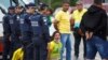 Brazilske bezbednosne snage privode pristalice bivšeg predsednika Žaira Bolsonara posle upada demonstranata u državne institucije, Brazilija, 8. januar 2023.
