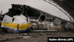 Наприкінці лютого у результаті повітряної атаки російських військ на аеропорт «Антонов» у Гостомелі під Києвом згорів один із найбільших та найпотужніших літаків у світі українського виробництва АН-225 «Мрія»
