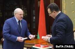 Олександр Лукашенко і міністр охорони здоров'я Білорусі Дмитро Піневич під час зустрічі на якій презентується пробна партія вакцини від COVID-19 «Sputnik V»