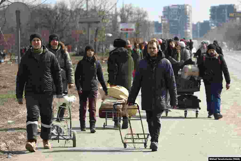 Горожане идут пешком, пытаясь эвакуироваться из охваченного боями Мариуполя. 20 марта 2022 года