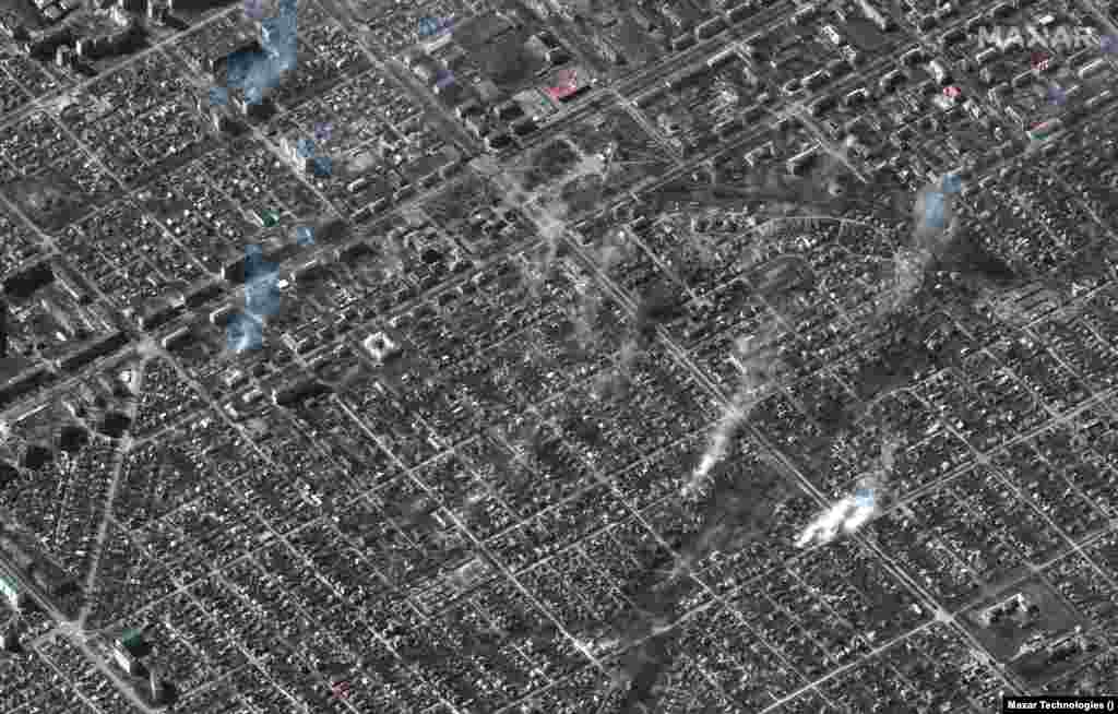 Пожежі у Лівобережного районі Маріуполя, 22 березня 2022. Satellite image ©2022 Maxar Technologies. Двадцятий день блокади, влаштованої російськими окупантами. Обстріли, бомбардування, повне руйнування інфраструктури міста. Відсутність їжі, води, тепла і світла