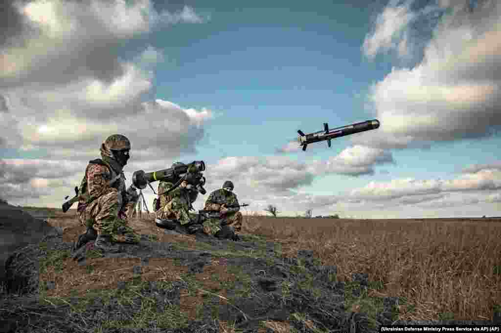 Ракети Javelin Спершу ця зброя вважалась однією з ключових у боротьбі з російською бронетехнікою,&nbsp;але через вартість у понад 200 000 доларів за ракету Javelin почали заміняти &laquo;Джавеліни&raquo; на набагато дешевший вид озброєння &ndash; FPV-дрони. З початку 2022 року близько половини американських запасів,&nbsp;близько 25 000 &laquo;Джавелінів&raquo;, були відправлені в Україну.&nbsp; Значна частина пакету військової допомоги, про який було оголошено 30 грудня &ndash; не конкретизована, включаючи &laquo;засоби звʼязку, навчання, програмне забезпечення, одяг та індивідуальне спорядження&raquo;