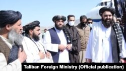 امیر خان متقي او نور چارواکي په کابل هوایي میدان کې ولاړ دي ـ پخوانی انځور.