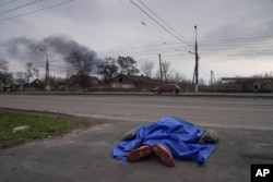 Маріуполь, тіло загиблого мирного мешканця на вулиці, 7 березня 2022 року