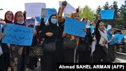 شاگردان و معلمین مکاتب ثانوی دختران به اعتراض ها در خصوص بسته ماندن مکاتب ادامه می‌دهند.