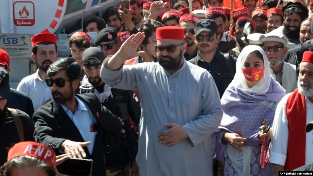 اېمل ولي خان په چترال کې د یوې ولسي غونډې پر مهال - پخوانی انځور.