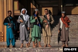 په کابل کې د طالبانو سرتېري د اختر لمانځه پر مهال د جومات پهره کوي - پخوانی انځور.