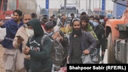 تعدادی از افغانهای که از ایران اخراج شده اند