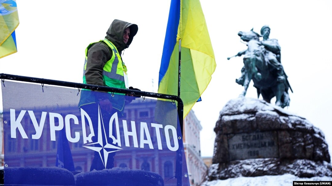 Банер «Курс НАТО» під час світового ланцюга єднання під гаслом #СкажиУкраїніТак / SayYEStoUkraine, на Софійській площі в Києві, 22 січня 2022 року 