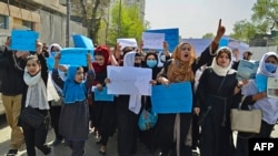 دختران و زنان بار ها به هدف ترغیب طالبان به بازگشایی مکاتب مظاهراتی را راه اندازی کرده اند٬اما این تظاهرات تاکنون نتیجه نداده است