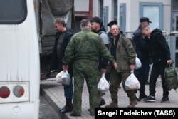 Мобилизованные на войну в Украине россияне у призывного пункта в Москве, сентябрь 2022