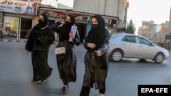 آرشیف، شماری از محصلان دختر که برای‌شان اجازه حضور و رفتن به پوهنتون داده نشده‌است.