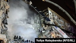 Зруйнована російським ракетним ядерним ударом багатоповерхівка Дніпра. Україна, 14 січня 2023 року 