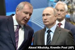 Президент Володимир Путін (посередині) і тогочасний голова російського «Роскосмосу» Дмитро Рогозін, Московська область, 12 квітня 2019 року