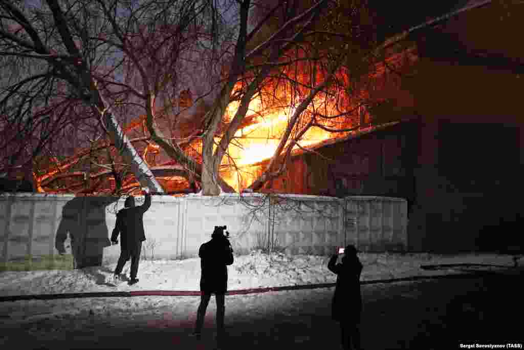 20 листопада: люди знімають на відео пожежу на складі у центрі Москви. Згодом серед уламків будівлі знайшли два тіла. Місцеві повідомляють, що під час пожежі стався вибух