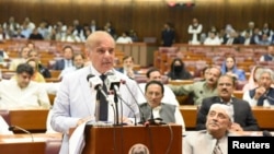شهباز شریف وویل، د لاریونوالو ضد له قانون سره سمه کارروايي کوي - پخوانی انځور.