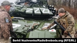 Розбитий українськими військами російський танк T-72 на Донеччині з символікою Z (фото ілюстративне)