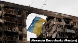 Флаг Украины на разрушенном здании в Мариуполе