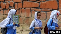 شماری از دختران در حال رفتن به مکتب