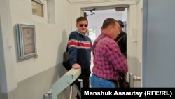 Активист Думан Мухаммедкарим (слева). Алматинская область, 2022 год