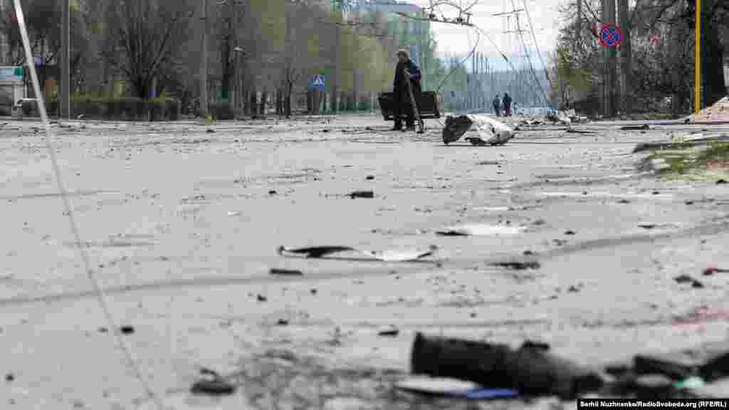 Чоловік збирає деревину для вогнища, на якому готують їжу, Сєвєродонецьк, 16 квітня 2022 року 
