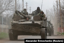 Російські війська на вулицях Маріуполя