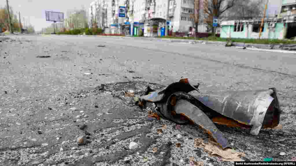 Уламки російського «Граду» на одній з вулиць міста Сєвєродонецьк, 16 квітня 2022 року 