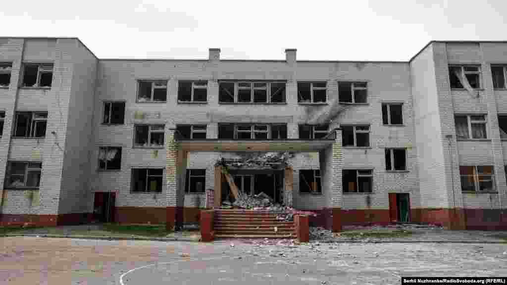 Школа без вікон і дверей. Наслідки обстрілу російською армією цивільного об'єкта у Сєвєродонецьку, 16 квітня 2022 року 