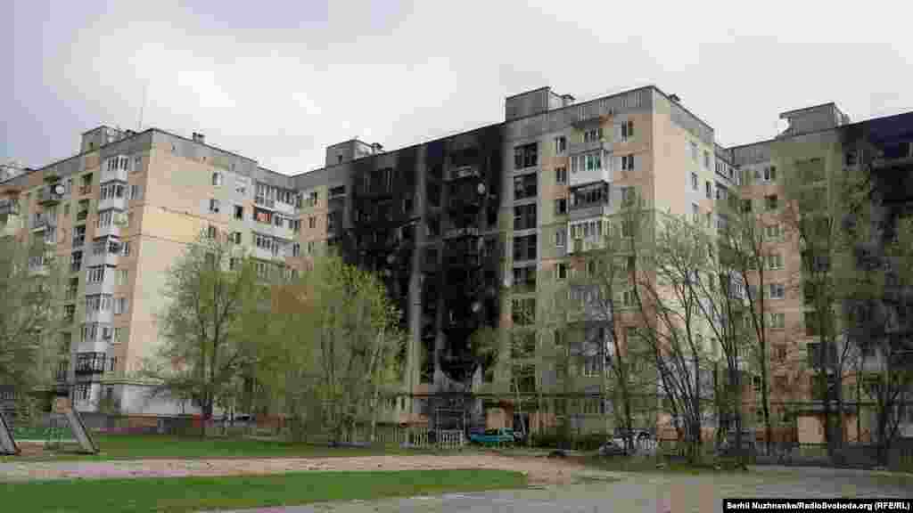 Пошкоджені багатоквартирні житлові будинки обстрілами збройних сил РФ в Сєвєродонецьку, 16 квітня 2022 року 