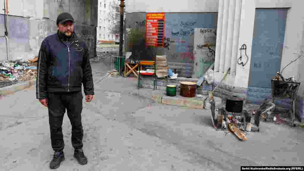 Місцевий житель готує їжу на відкритому вогні біля бомбосховища, на одній з вулиць Сєвєродонецька, 16 квітня 2022 року 