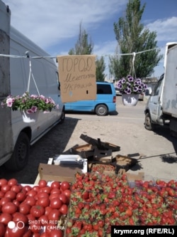 Продукти з окупованої російськими військами частини Херсонської області на ринку в окупованій Росією українській Керчі, Крим, травень 2022 року