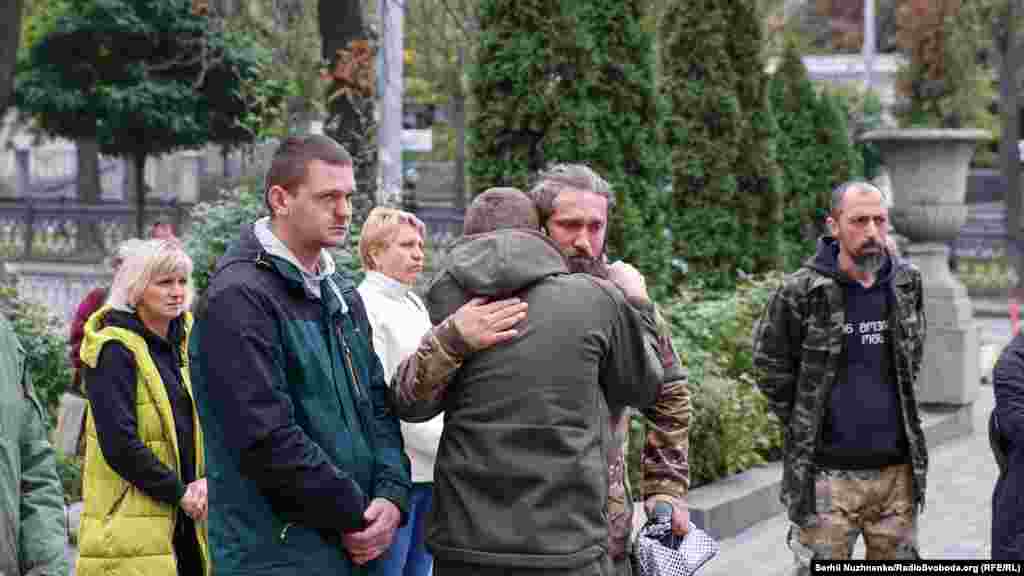 Чоловіки не стримували сліз
