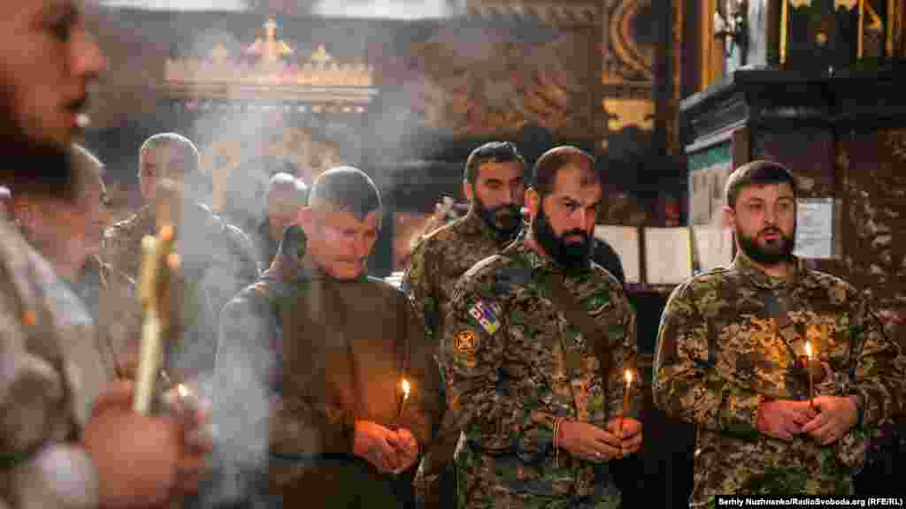 Священик читає заупокійну молитву під час служби у Володимирському кафедральному соборі 