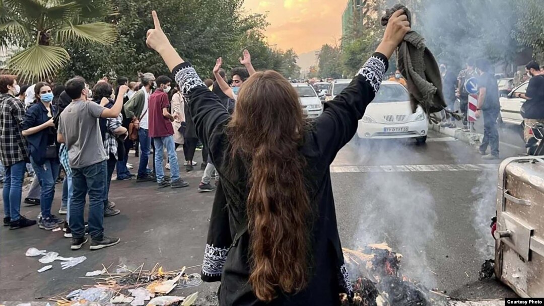 په تهران کې یوې ښځې د مظاهرې پر مهال حجاب لیرې کړی دی - د سېپټېمبر ۲۷مې انځور.