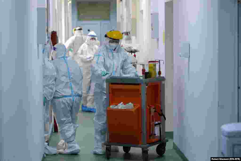 Medical staff in protective equipment distribute medication in the Marius Nasta Institute of Pneumology on October 15. 