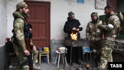 Військовослужбовці РФ із Чечні на території України, знімок зроблений 4 квітня 2022 року в місті Маріуполь
