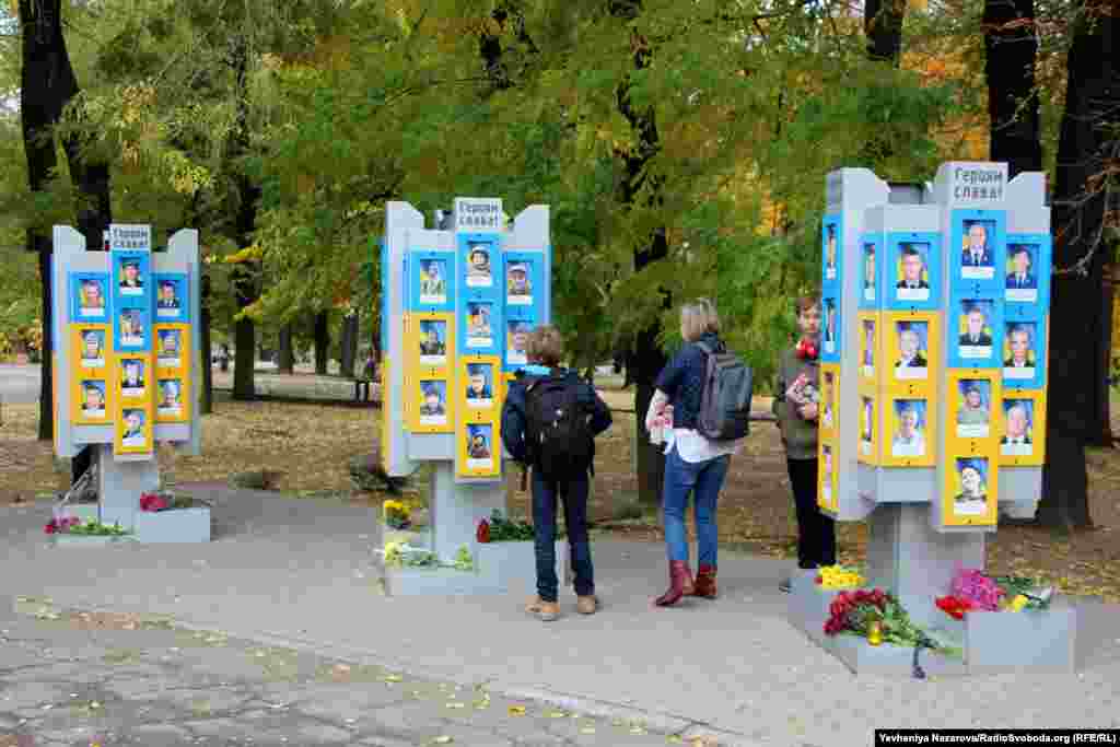 У Запоріжжі вшанували пам’ять захисників і захисниць України ходою та покладанням квітів. Запорізькі ветерани війни на Донбасі й волонтери зранку 14 жовтня зібралися на бульварі Шевченка поряд із мерією міста та пройшлися пішою ходою до парку Металургів, де встановлено пам’ятні знаки з портретами загиблих на Донбасі запорізьких бійців