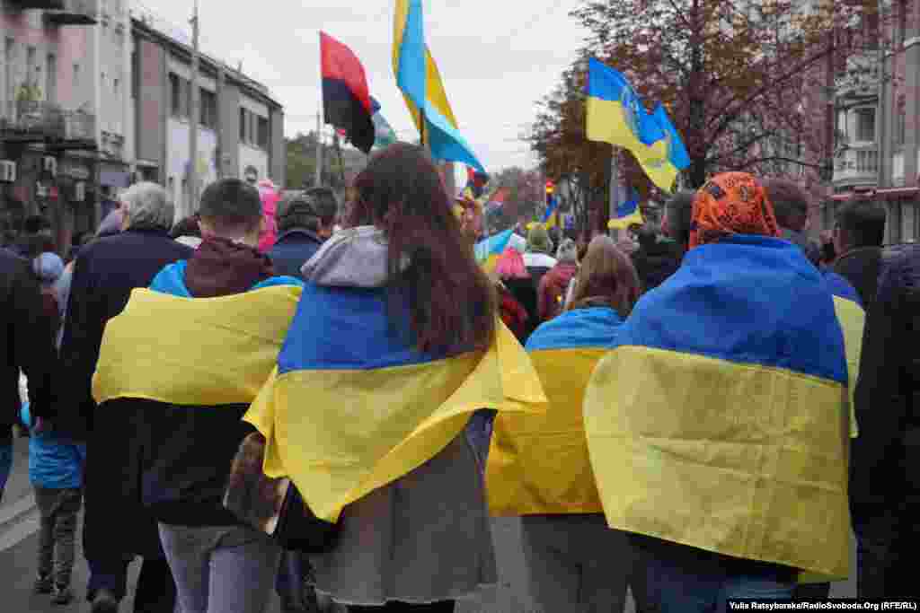 Близько 300 бійців, волонтерів, небайдужих дніпрян пройшли центром міста вигукуючи гасла «Слава Україні! Героям слава!»