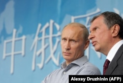 Володимир Путін (тоді прем’єр-міністр) з тодішнім віце-прем’єром Ігорем Сечиним на відкритті російської ділянки нафтопроводу Росія-Ктиай на Амурі. 29 серпня 2010 року