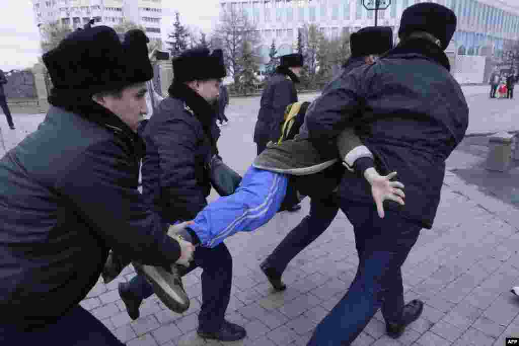 В Алматы полицейские задержали активистов незарегистрированного движения &laquo;Oyan, Qazaqstan!&raquo;, протестовавших против проводимых 20 ноября в стране внеочередных президентских выборов.&nbsp;Участники акции держали плакат со словам: &laquo;Доживем ли до честных выборов?&raquo; &mdash; и скандировали: &laquo;Мы за честные выборы!&raquo; &nbsp;