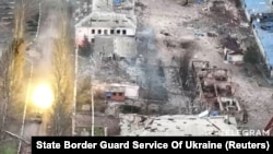 Український танк веде вогонь у місті Соледарі на Донеччині. Скріншот з відео, яке опублікувала Державна прикордонна служба України 8 січня 2023 року
