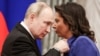 Президент Росії Володимир Путін (ліворуч) нагороджує орденом головну редакторку RT і «Россия сегодня» Маргариту Симоньян під час церемонії в Кремлі, 20 грудня 2022 року