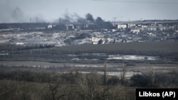 Дим піднімається від обстрілів прифронтового міста Соледар, 5 січня 2023 рок