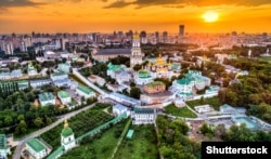 Києво-Печерська лавра – православний монастирський комплекс у Києві. Визначна пам’ятка історії та архітектури. Заснований 1051 року як печерний монастир за межами Києва. 1994 року разом із Софійським собором внесений до переліку Світової спадщини ЮНЕСКО