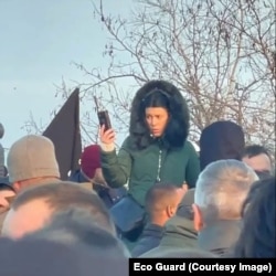 Fotografija koju je snimio demonstrant tokom ekoloških protesta u Srbiji 2021. godine na kojoj se navodno vidi policajka u civilu kako Huavejevim uređajem snima demonstranata bez njihove dozvole.