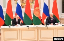 Володимир Путін та Олександр Лукашенко під час переговорів у Мінську 19 грудня 2022 року. «Лукашенко є співучасником злочинів проти України. І тепер це стало очевидним для всіх українців», – каже політолог