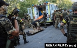 Українські військові рятують пораненого бійця під час боїв під Іловайськом, 10 серпня 2014 року